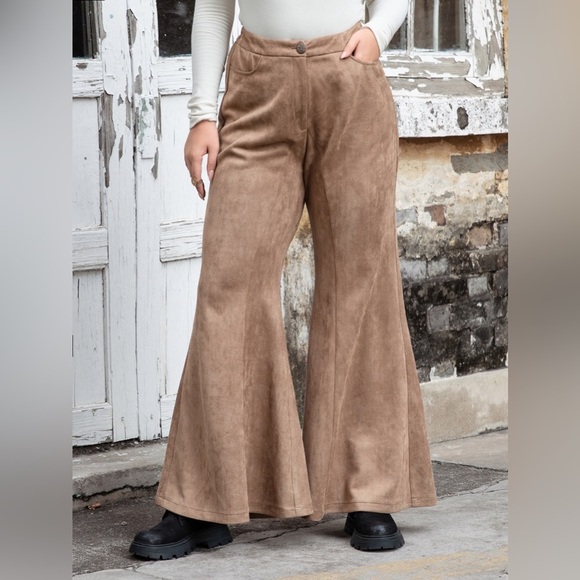 Plus Size Pocketed Flare Pants - Picture 1 of 6